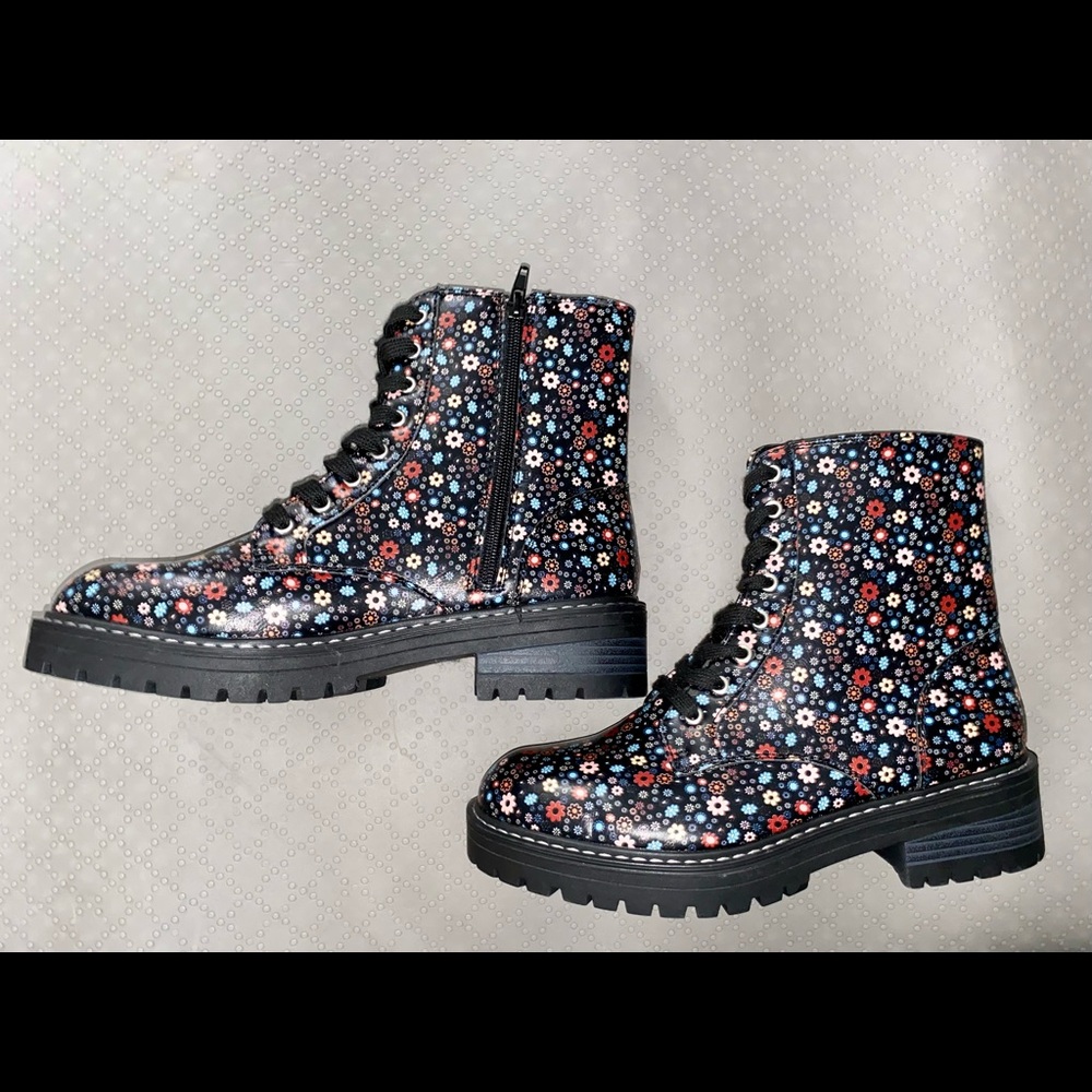 SUGAR KAEDY COMBAT BOOTS size 8M like new!